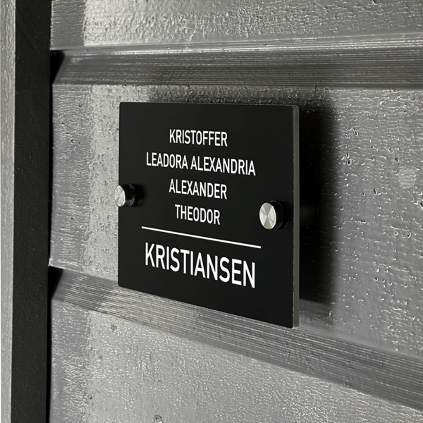 Hvordan bør skilt plasseres og utformes for å være synlige og lesbare?